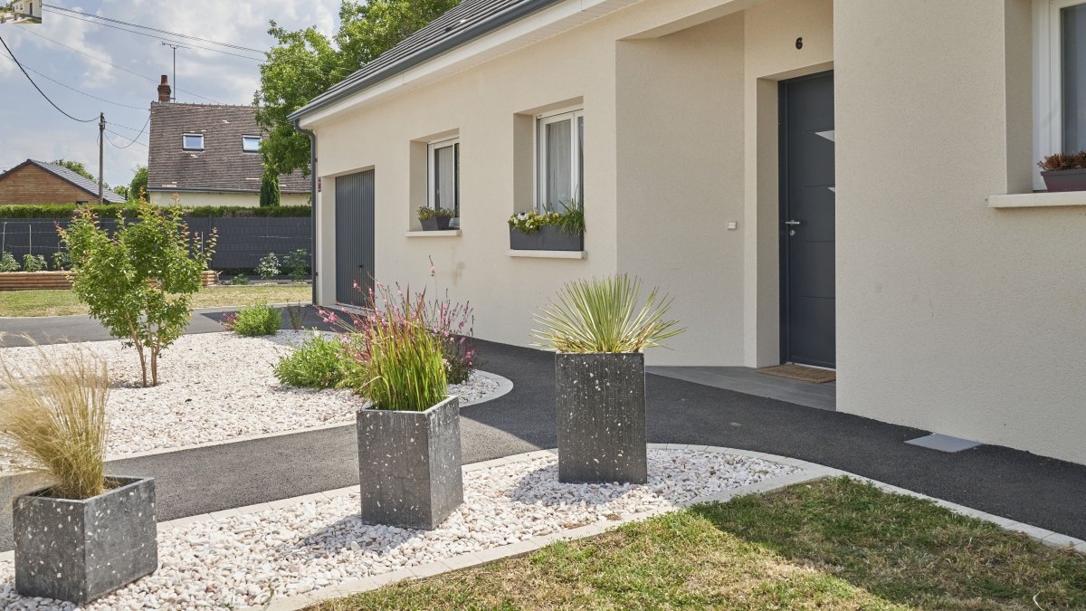 Créer un Parterre Accueillant Devant la Maison : Conseils et Idées pour Embellir Votre Entrée