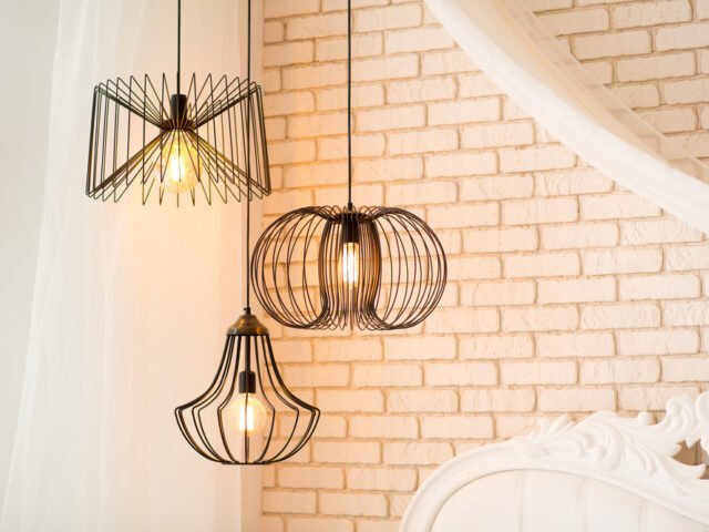 Mélanger ancien et moderne : la suspension industrielle dans un intérieur chic 