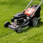 Bien choisir sa tondeuse pour un gazon nickel toute l’année