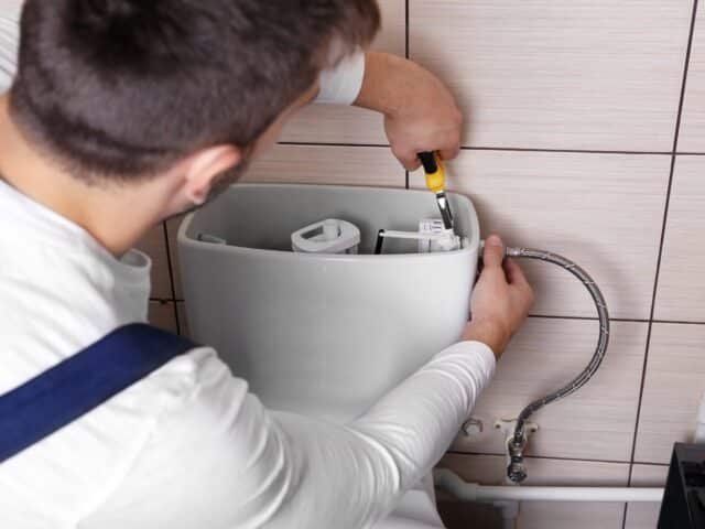 Pourquoi ma chasse d’eau ne se remplit-elle pas ? Solutions et astuces