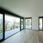 Comment une fenêtre panoramique influence-t-elle la visibilité et l’ensoleillement intérieur ?