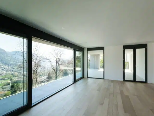 Comment une fenêtre panoramique influence-t-elle la visibilité et l’ensoleillement intérieur ?