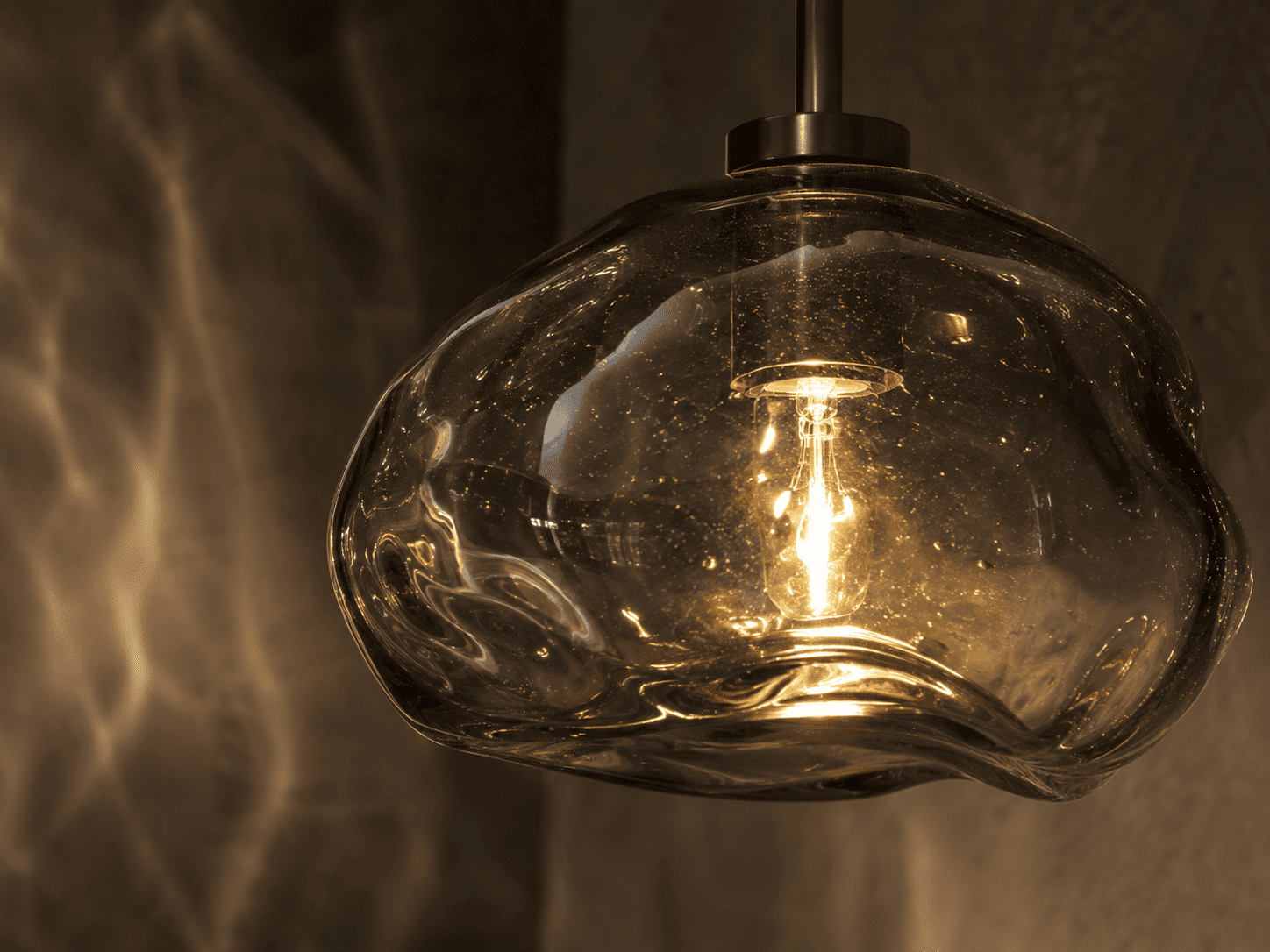 Suspension en verre soufflé artisanal - matériau tendance éclairage salle à manger